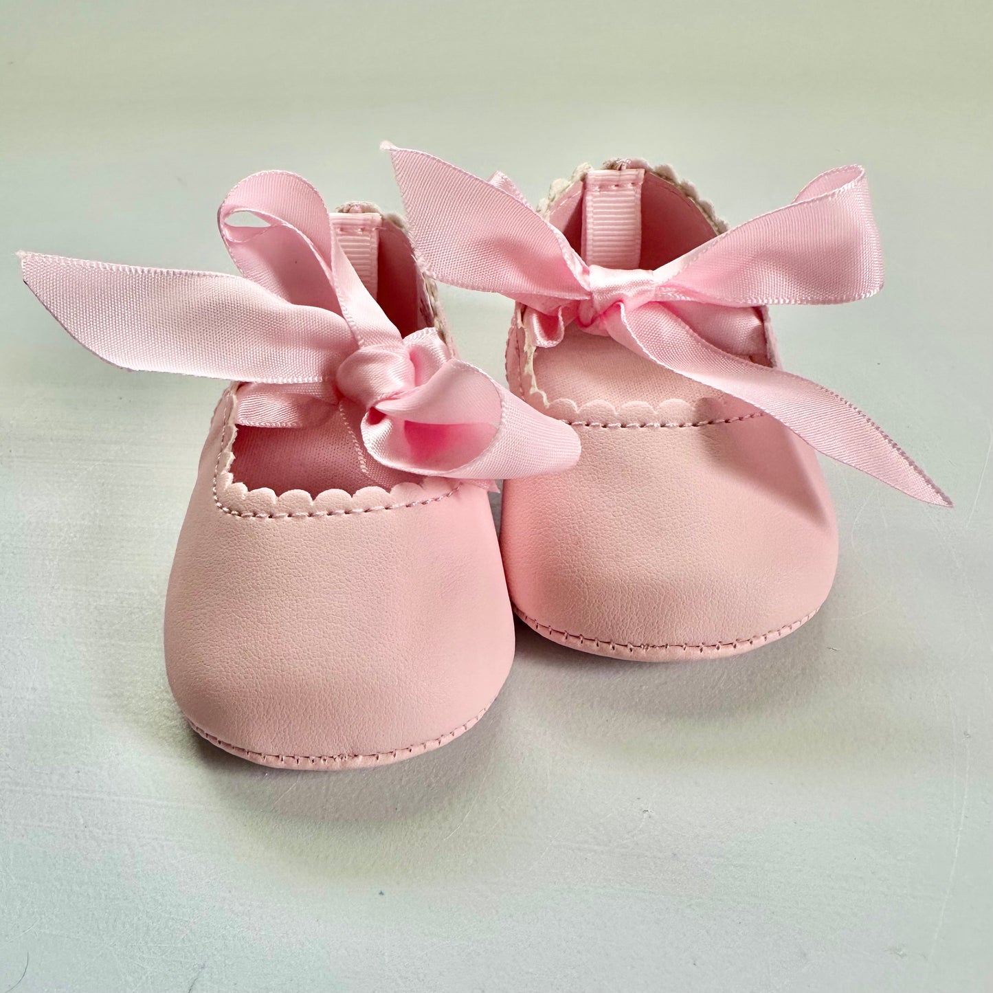 Baby Tutu Outfit with headpiece and pink shoes (0-3 months)
